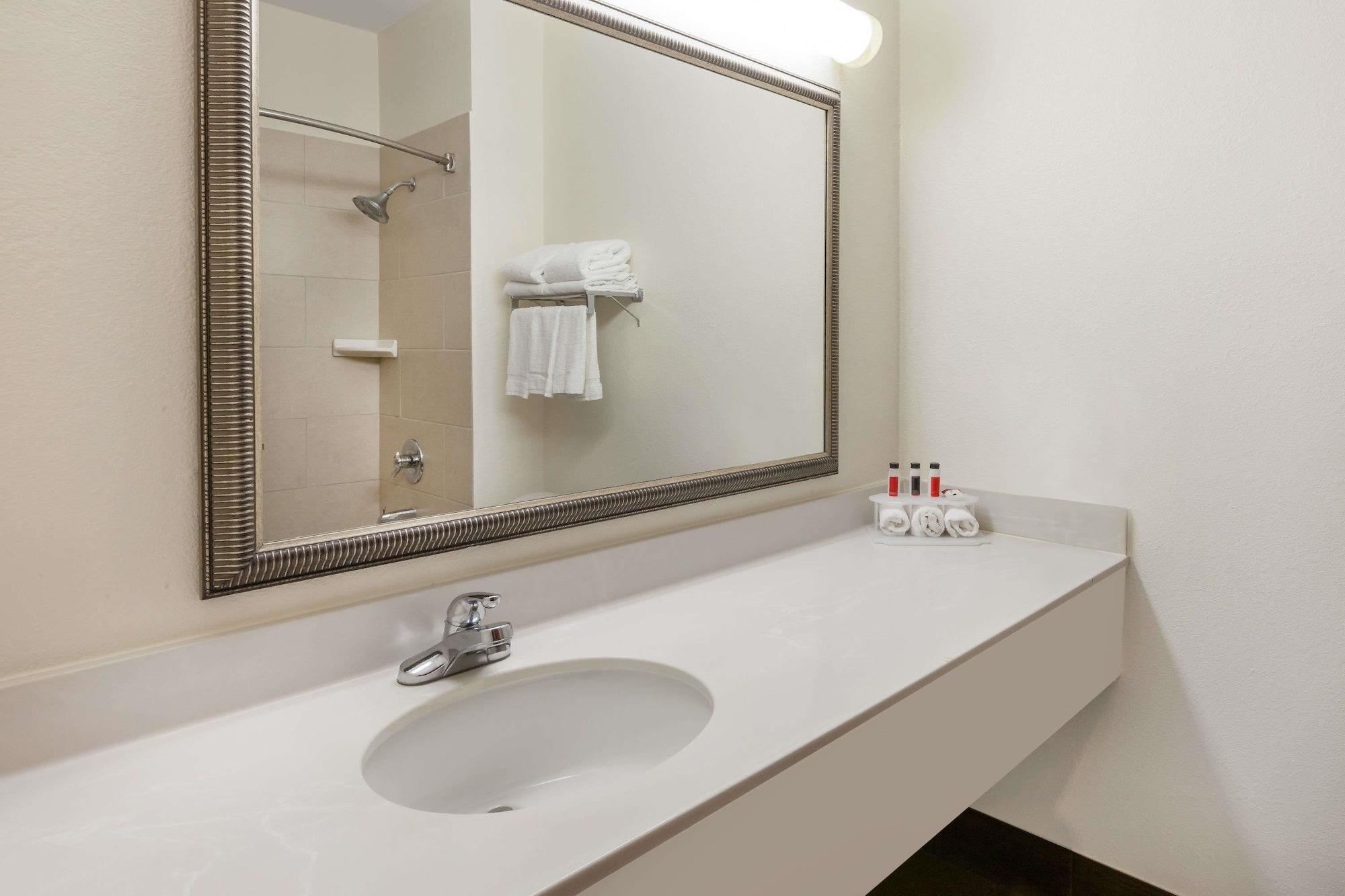 Baymont By Wyndham Chelsea Hotel Exterior foto